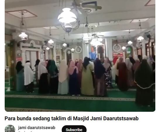 Para bunda sedang taklim di Masjid Jami Daarutstsawab